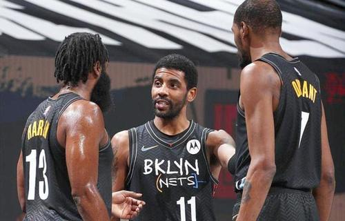 离谱的手感！库明加10投1中贡献4分7篮板3助攻（手感冰冷！库明加10投1中仅4分7板3助）