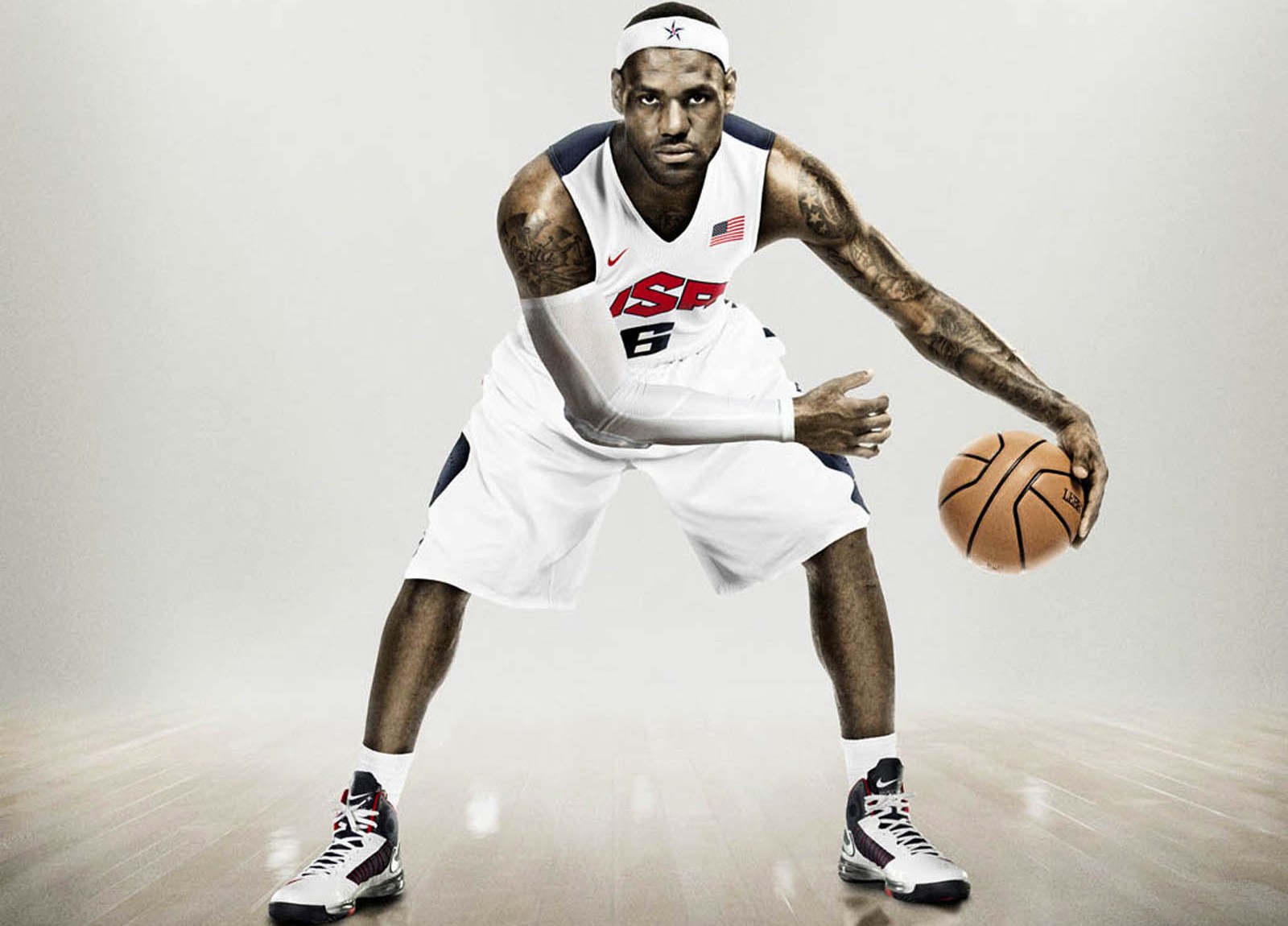 记者：埃里克佩戴面具训练，霍安将在国际比赛日后回归（记者称埃里克戴面罩参加训练，霍安预计在国际比赛日后复出）