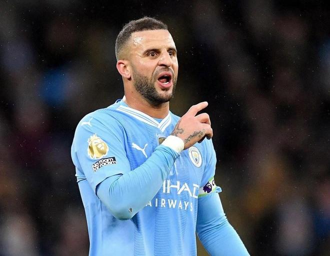 奥尔莫肩伤缺阵一个月，巴萨迎赛季关键考验（奥尔莫肩伤休战四周，巴萨迎来赛季关键期考验）