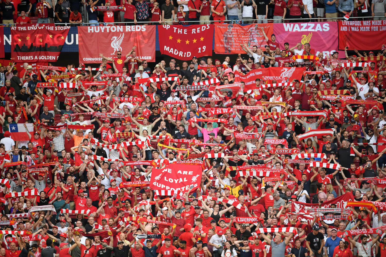 媒体人热议中足联颁奖：中超最佳教练怎能参考足协杯成绩？（中足联颁奖引媒体热议：评中超最佳教练缘何参考足协杯战绩？）