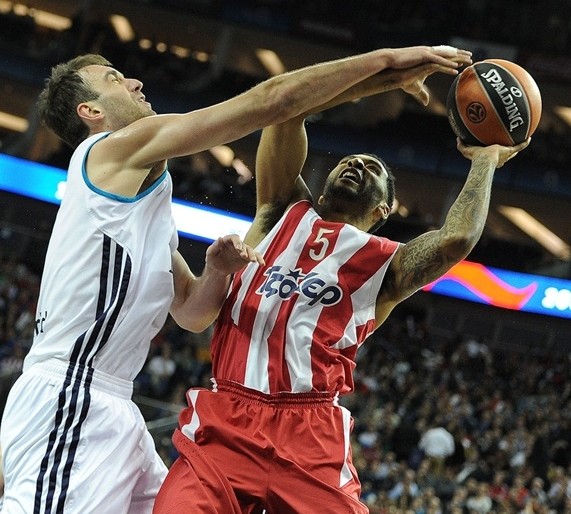 掘金约基奇豪取三双助球队连胜（约基奇砍三双，掘金豪取连胜）