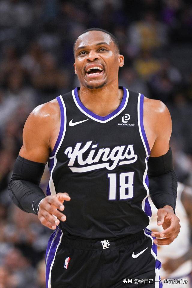 爱德华兹半场高效表现，首节独得12分（爱德华兹上半场火力全开，首节砍下12分）