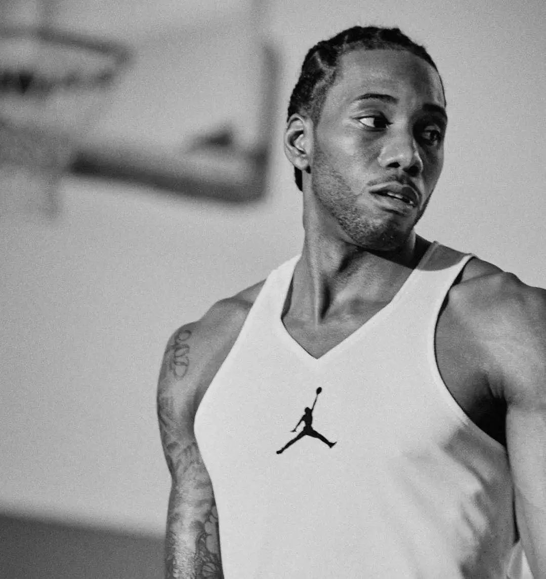 曼联英超14轮1-1战平西汉姆联，近5轮仅胜1场，阿莫林执教遇质疑，防守问题突出。（英超第14轮曼联1-1西汉姆，近五轮仅一胜，阿莫林执教受质疑，防线隐患凸显）