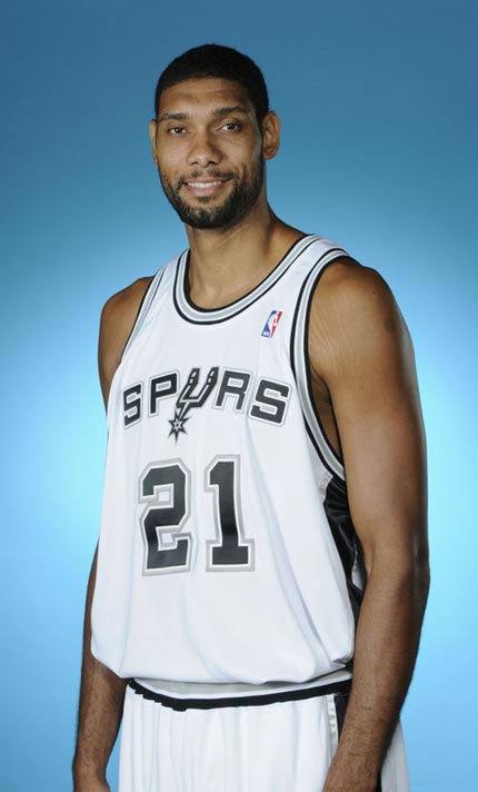 重创！阿诺德伤停两月 皇马右路告急 欧冠生死战遭遇防线危机（重击！阿诺德将缺阵两月 皇马右路人手见底 欧冠生死战防线告急）