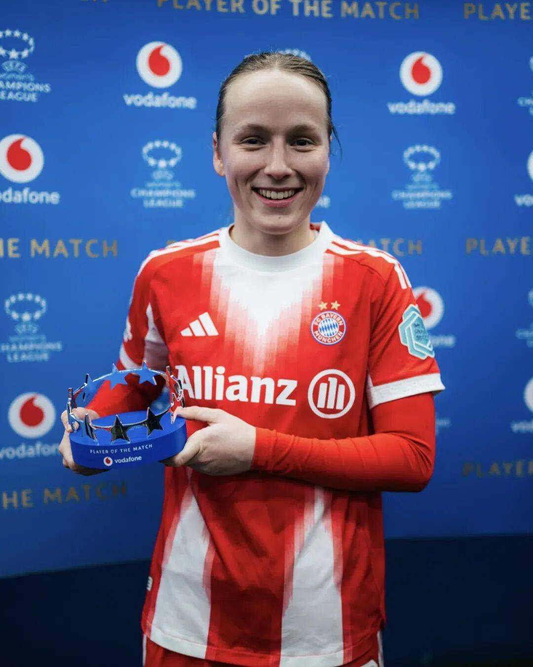 佩德里时隔1各月再为巴萨登场，送出28次传球，3次过人成功（佩德里时隔一月复出为巴萨出战，完成28次传球与3次成功过人）