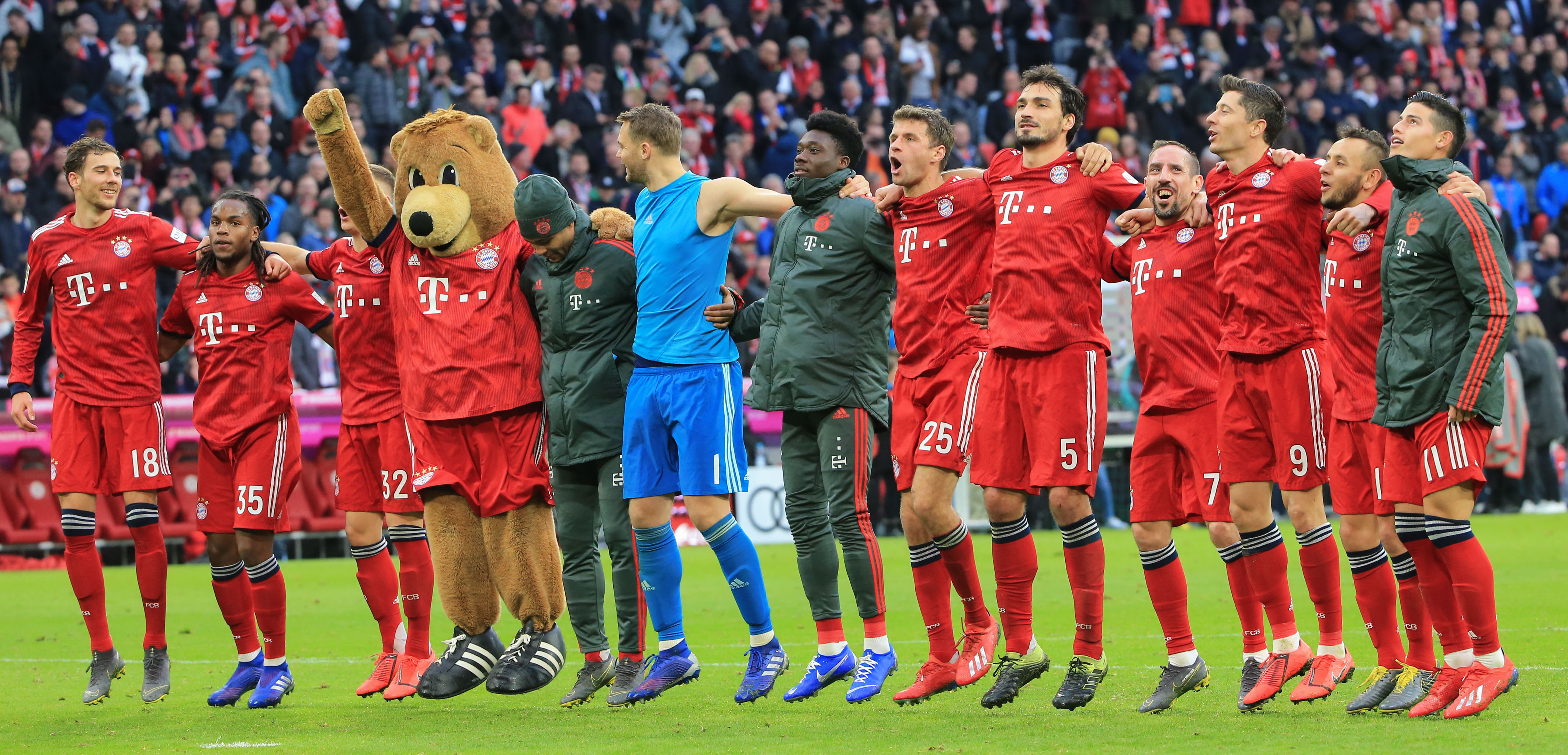 东契奇和里夫斯成1971年来湖人首对同砍35+的后场组合（东契奇与里夫斯缔造纪录：湖人自1971年以来首对后场同砍35+）