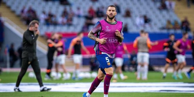 足球巴萨后防大将伤缺四周，主帅表情凝重（巴萨后防主力伤停四周，主帅神情凝重）