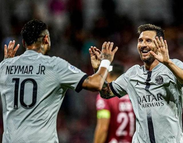 英超92家俱乐部总排名：利物浦领跑曼联紧随其后（英超92队综合排名：利物浦居首，曼联紧追其后）