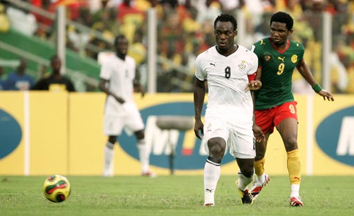 火药味！陶汉林垫脚纪卓违体犯规引刘维伟暴怒 冲到球场内质疑裁判吃T（赛场火药味十足：陶汉林疑似垫脚、纪卓违体，刘维伟怒闯场内质疑判罚被判技犯）