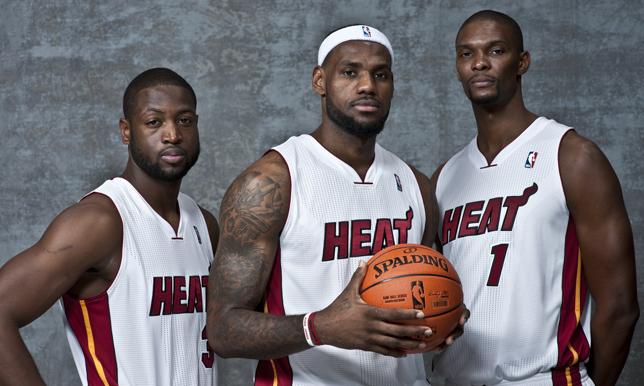 港队主场战新加坡，新加坡球员伤退时担架工作人员忍不住庆祝（港队主场迎战新加坡，新加坡球员伤退之际担架员忍不住欢呼）