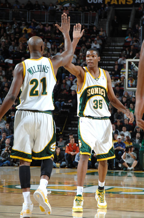 打进个人赛季德甲首球，丘库埃梅卡当选多特客战汉堡全场最佳（丘库埃梅卡收获赛季德甲首球，获评多特客场对阵汉堡全场最佳）