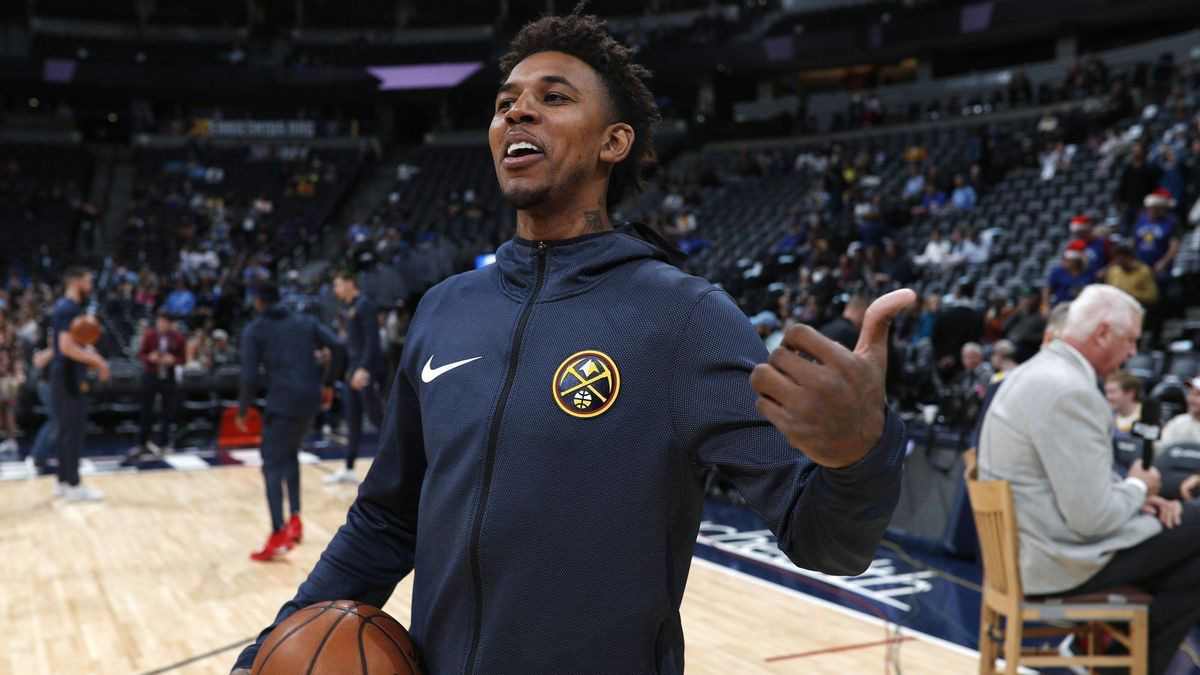 急中生智！莫布里篮下遭包夹妙传汤姆林跟进暴扣（机智破包夹！莫布里巧分助汤姆林跟进重扣）