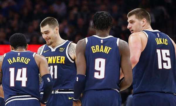 致敬蓝军传奇，库库雷利亚度假时身穿德罗巴球衣（库库雷利亚度假穿德罗巴战袍，向蓝军传奇致敬）