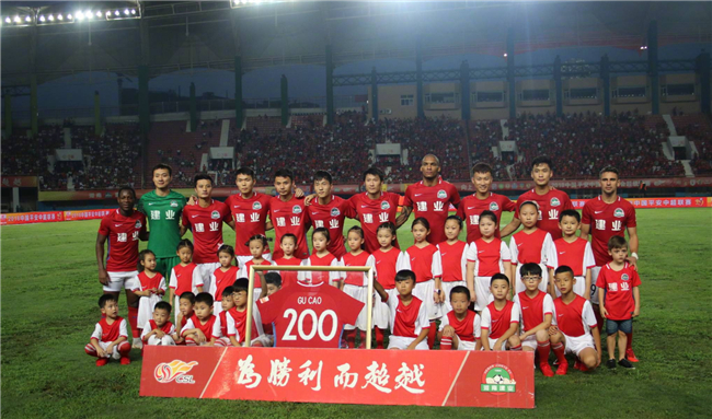 青年新秀表现亮眼 赢得出场机会（年轻新星表现抢眼 收获上场机会）