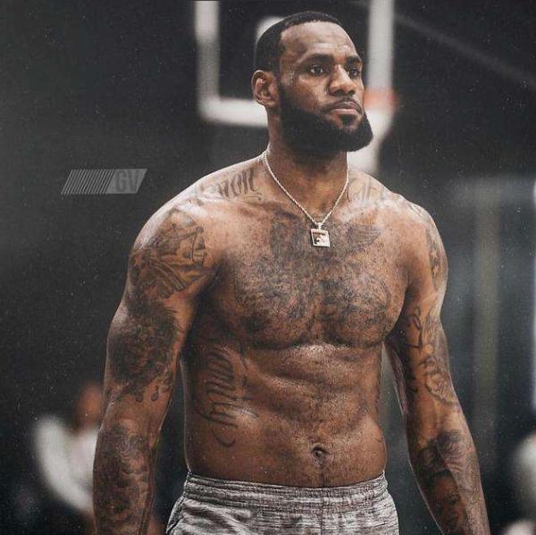 梅西路过回家，重返巴萨诺坎普球场。1800w点赞。（梅西重返巴萨诺坎普，如归故里，点赞突破1800万）