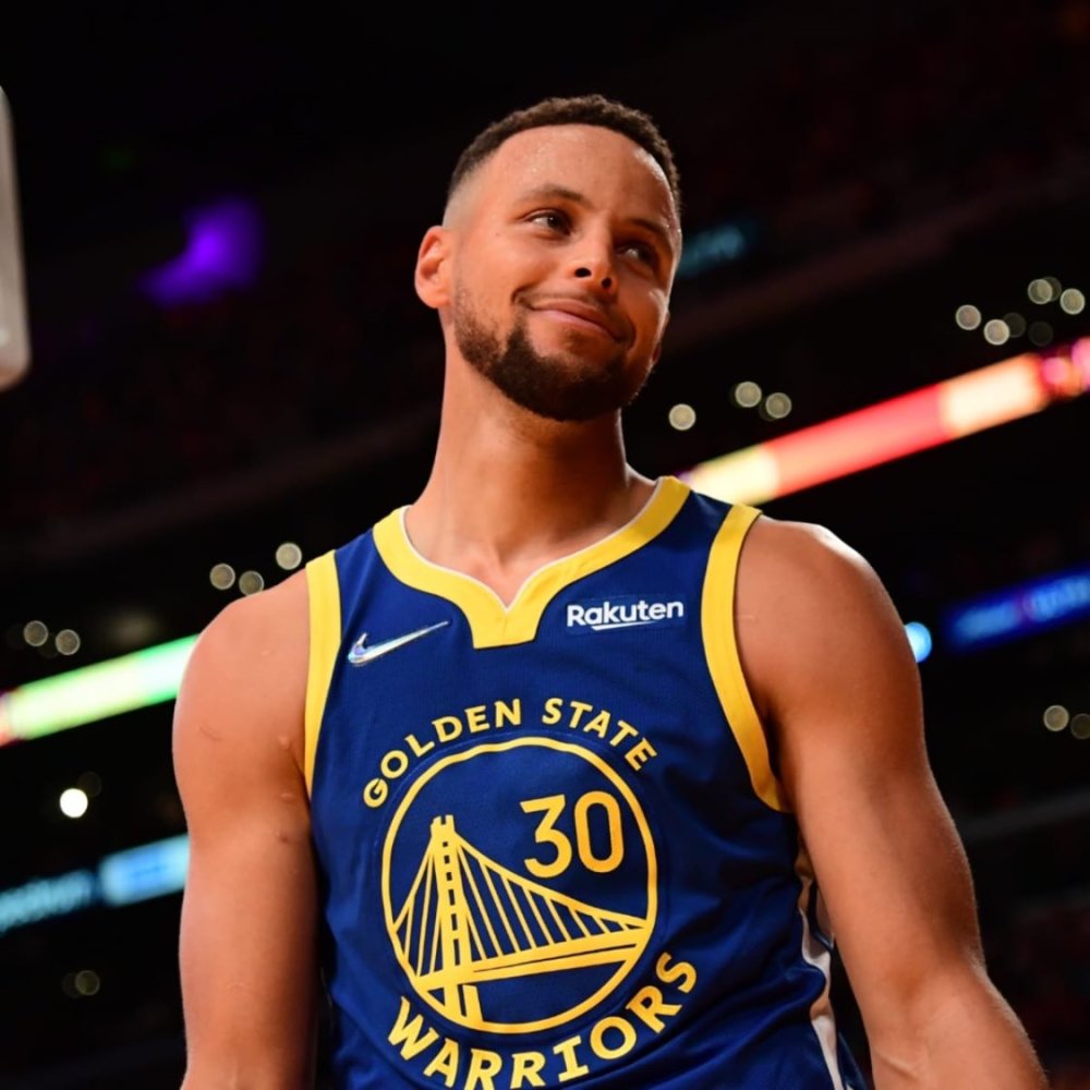 单手指天！布伦森突破抛传 米切尔·罗宾逊空接双手暴扣！（布伦森突破抛传妙助，米切尔·罗宾逊空接双手重扣，单手指天庆祝！）