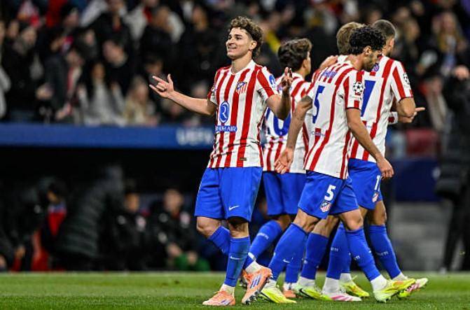 防线漏洞频出 对手屡屡冲击（防守屡现破绽 对手频频冲击）