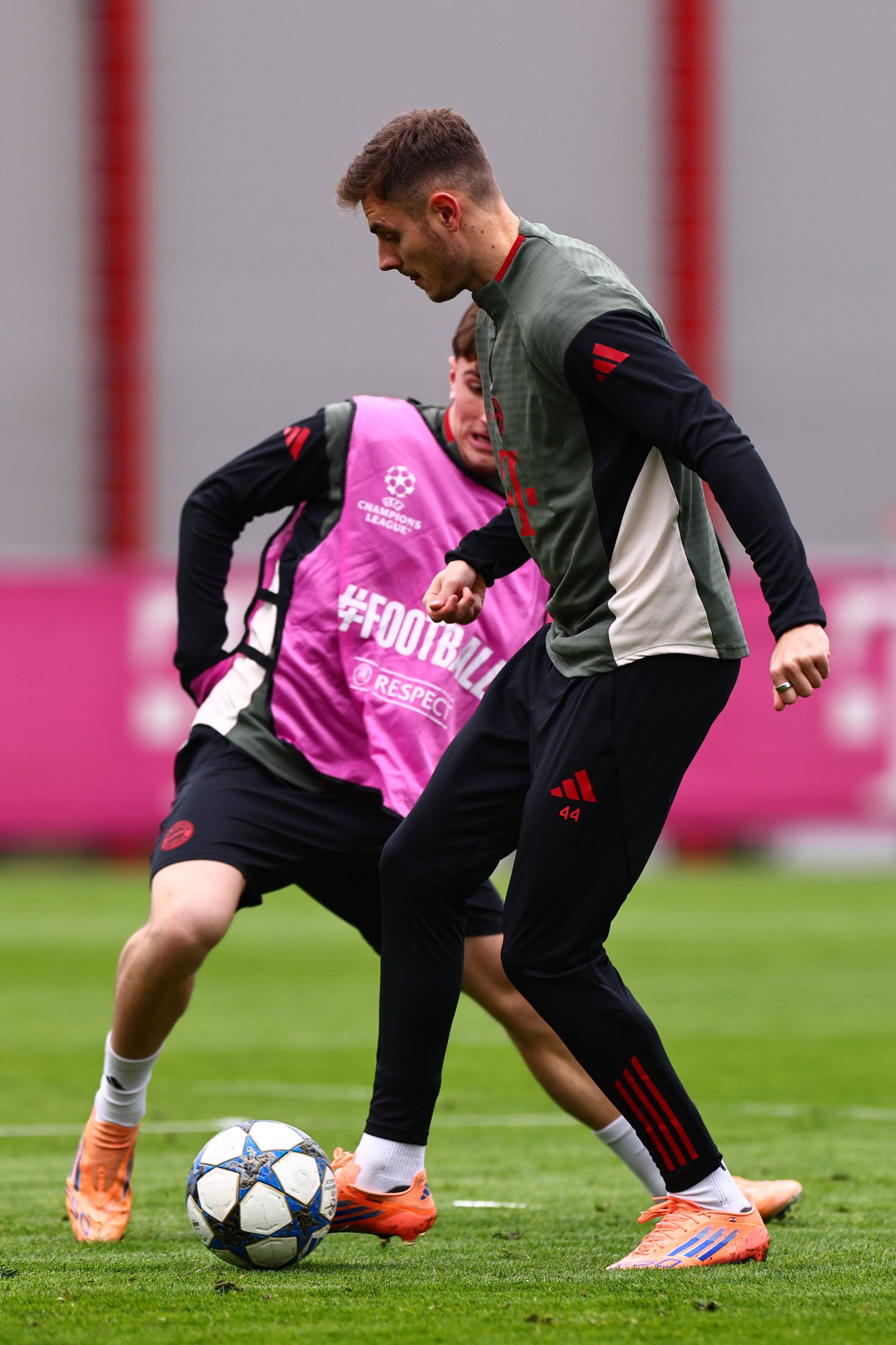 狂下三分雨！开拓者&勇士首节合计命中13记三分（勇士与开拓者首节上演三分大战，合计投进13记三分）