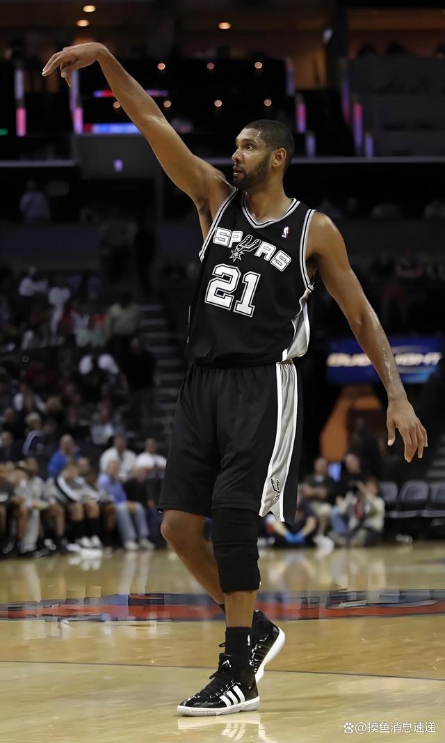 东西部得分王各砍10分，詹姆斯贡献劈扣，两队首节战平（东西部得分王齐取10分，詹姆斯上演暴扣，首节双方战成平手）