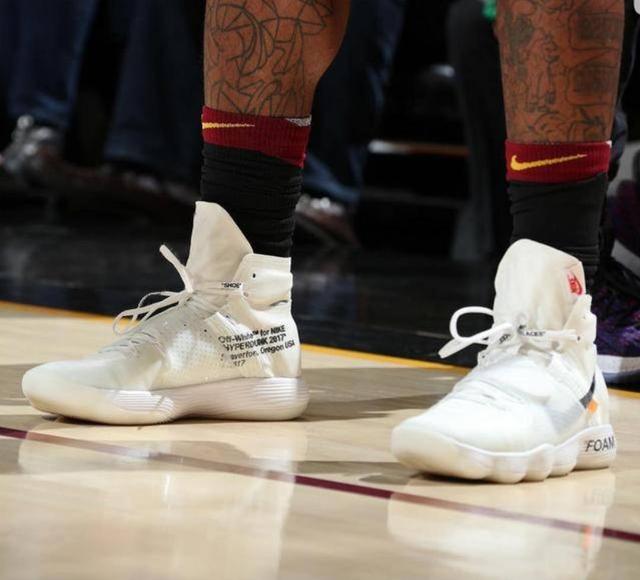 西亚卡姆开场表现抢眼，为球队注入活力（西亚卡姆强势开局，激活球队士气）