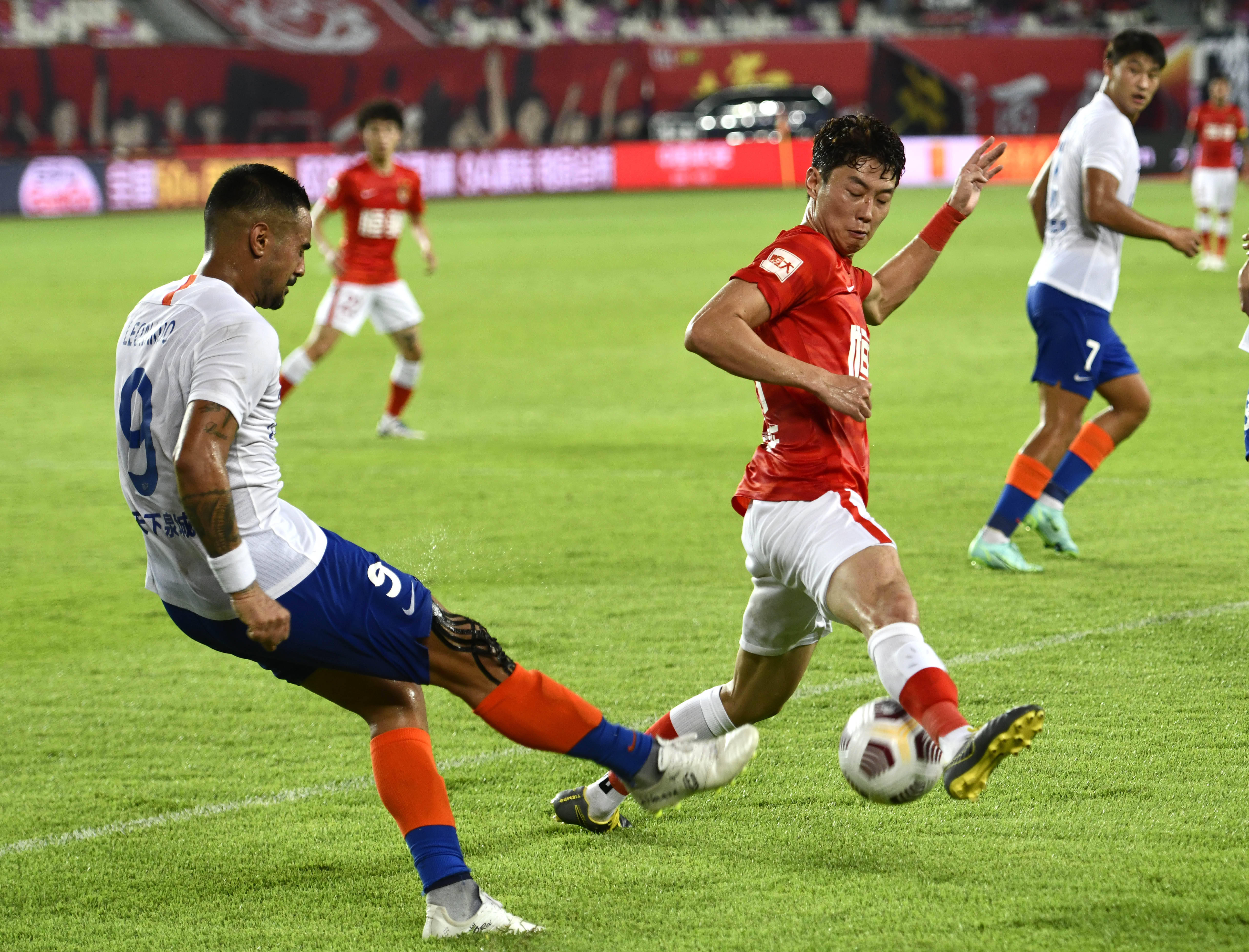 防守端连续抢断，节奏被带飞（防守连续断球，比赛节奏加速）