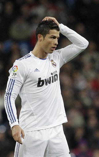 竟是“熟人”？被肘击的奥谢2021年因干扰C罗点球被打一巴掌（原来是旧相识？遭肘击的奥谢曾在2021年因干扰C罗点球被掌掴）